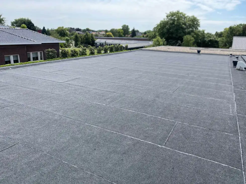 Plat dak met strak aangebrachte bitumen dakbedekking en waterdicht afgewerkte naden door Smeets Klus en Dakwerk.
