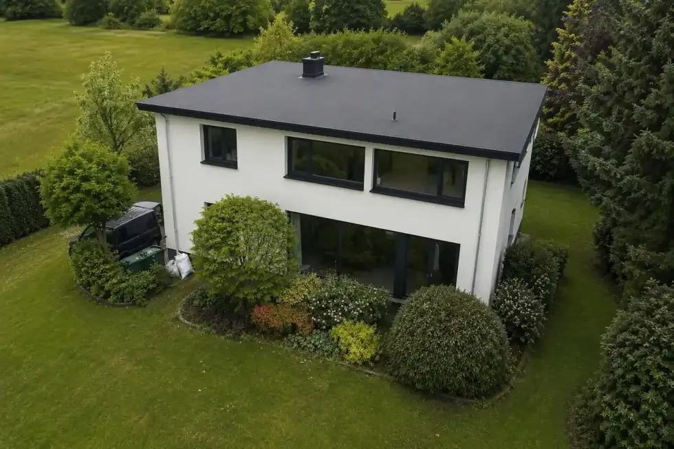 Afgerond dakproject van Smeets Klus en Dakwerk met een strak afgewerkt plat dak en zwarte dakbedekking op een moderne vrijstaande woning.